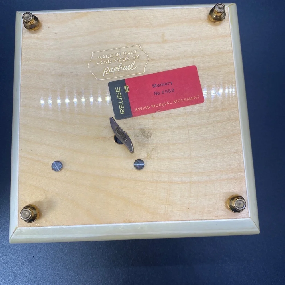 Reuge romance swiss music‎ box Italy. Without key.